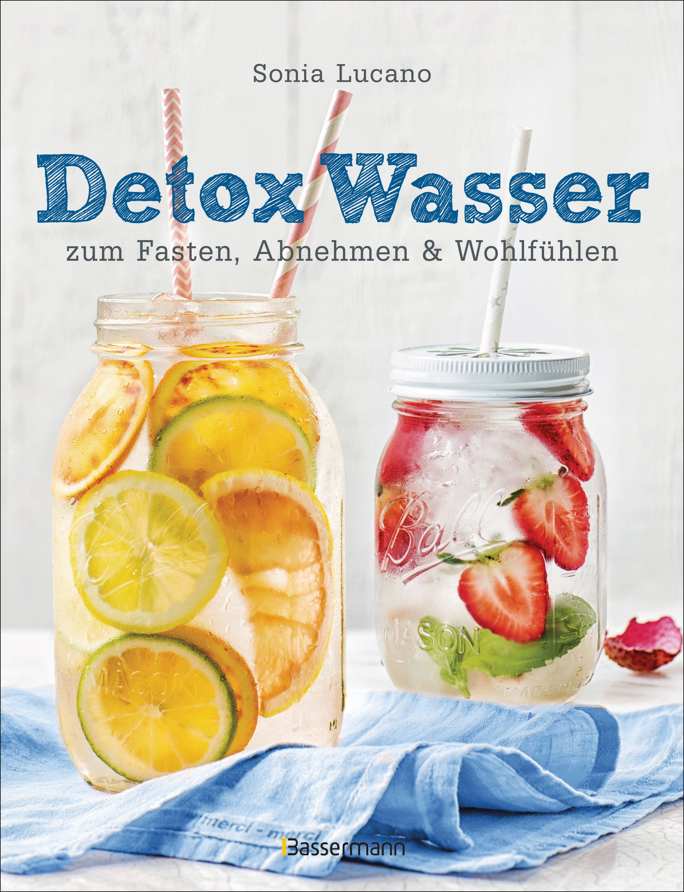 Zwei Gläser mit Detox-Wasser. Eines mit Zitrusfrüchten, das andere mit Erdbeeren und Minze. Aufschrift: Detox Wasser.