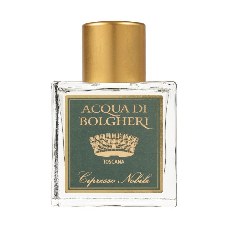 Quadratischer Glasflakon mit goldfarbenem Verschluss. Grünes Etikett mit Schriftzug und Krone. Produktname: Cipresso Nobile.