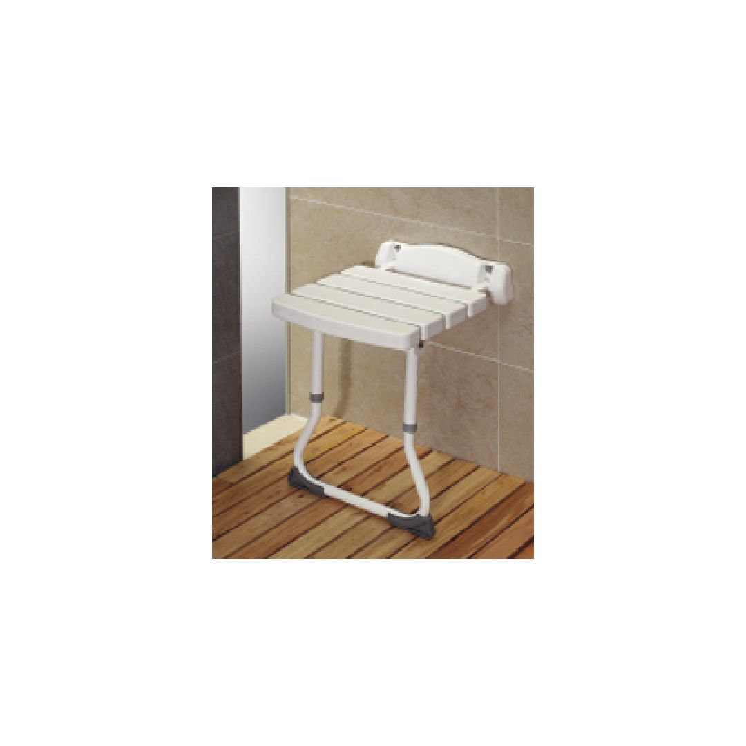 Klappbarer Duschsitz mit Bodenstütze. Weißer Sitz mit Lamellen, an Wand montiert. Aluminiumgestell, auf Holzoptik-Boden.