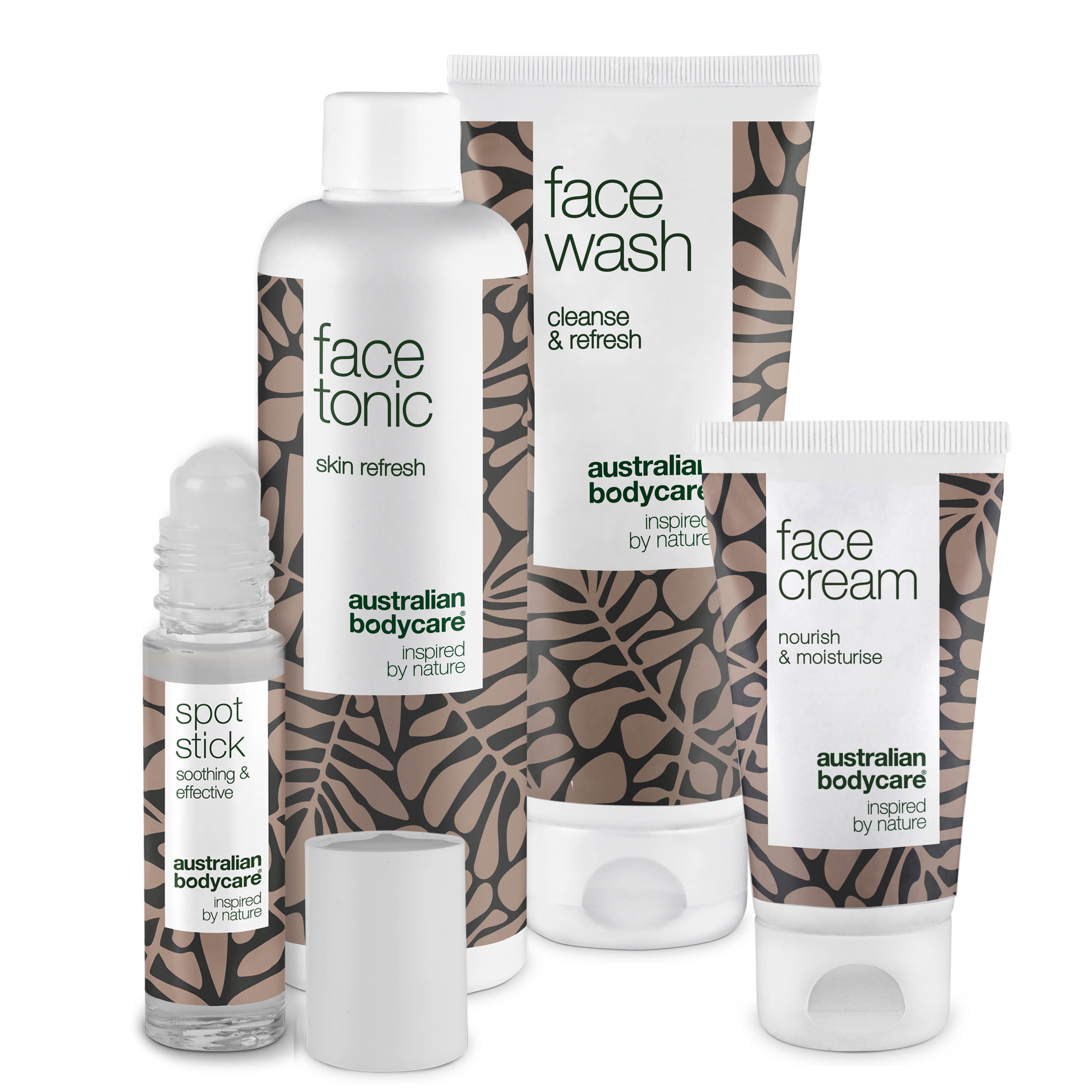 Set mit vier Produkten. Gesichtswäsche, Gesichtstonikum, Gesichtscreme und Spot Stick. Alle in weißen Tuben und Flaschen mit braunen Mustern.