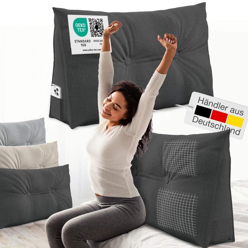 Graues Rückenkissen mit Knopf und Tasche. Oeko-Tex-Zertifizierung. Person sitzt auf Bett.