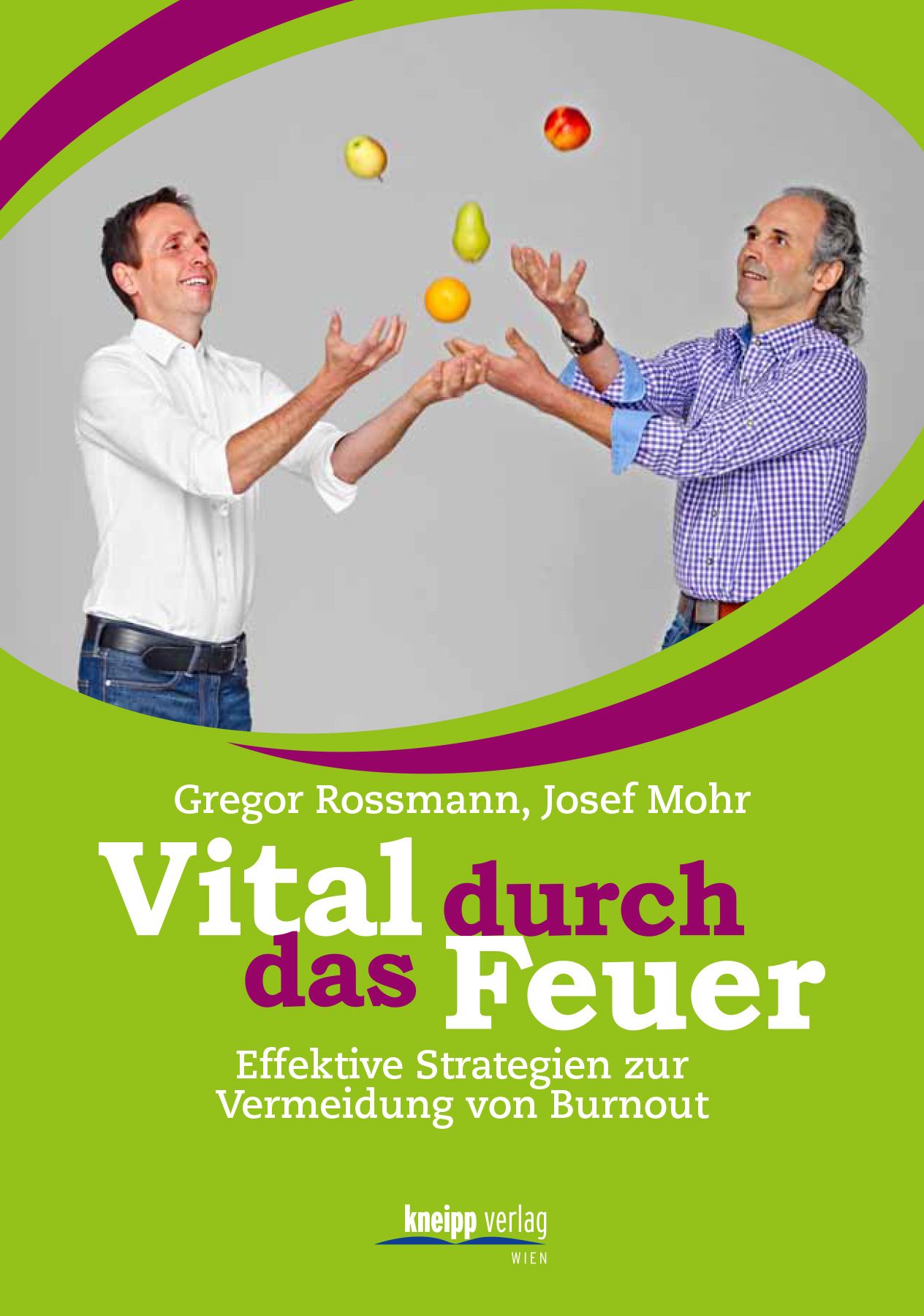 Buchcover mit Titel 'Vital durch das Feuer'. Zwei Männer jonglieren mit Früchten. Autoren: Gregor Rossmann, Josef Mohr. Verlag: Kneipp.
