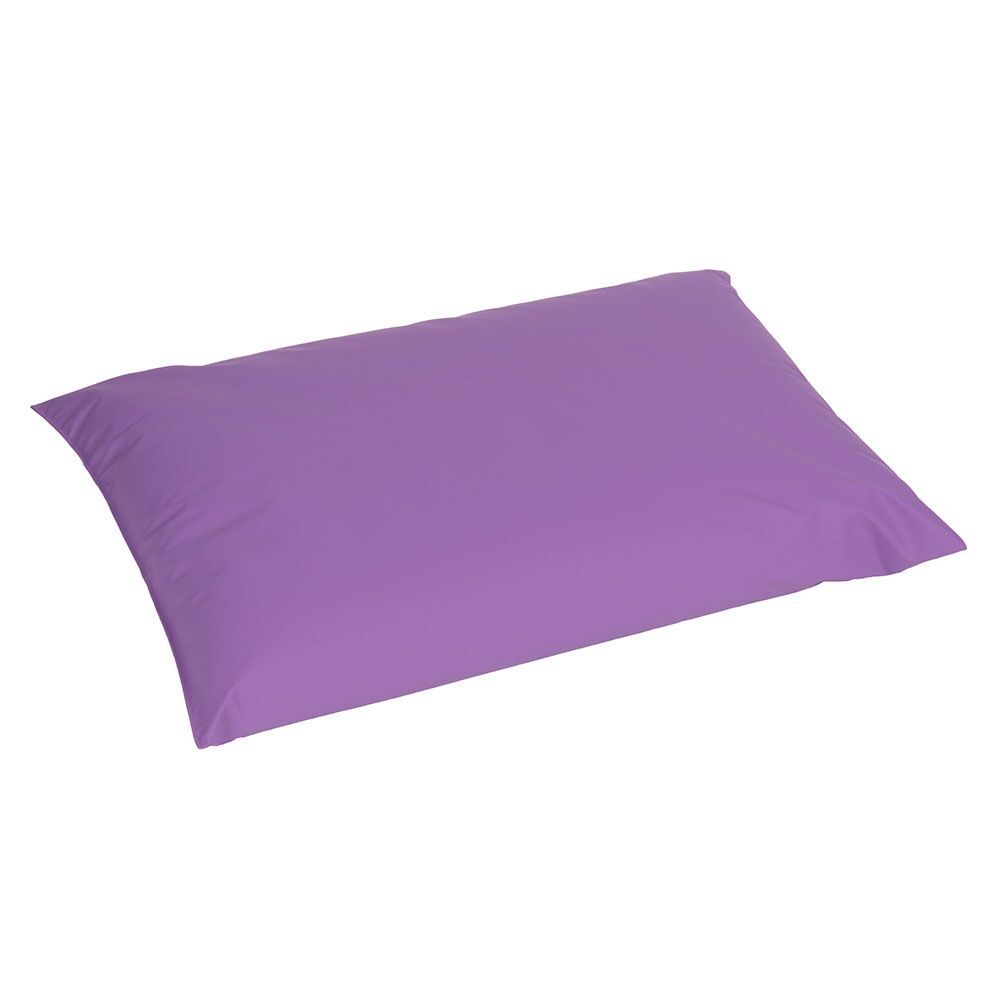 Rechteckiges, lilafarbenes Kissen. Glatte Oberfläche. Perspektivische Ansicht.