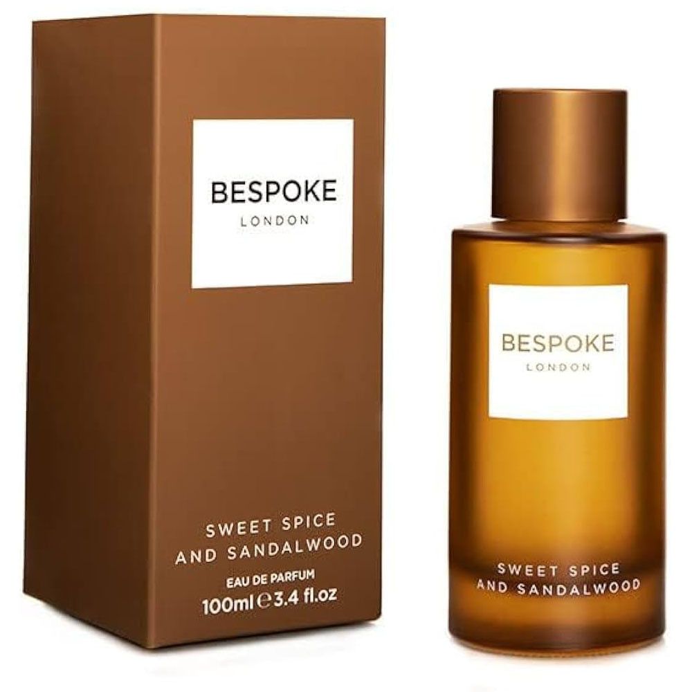 Parfümflasche und Verpackung. Aufschrift: Bespoke London, Sweet Spice and Sandalwood. Braune Flasche und Box.