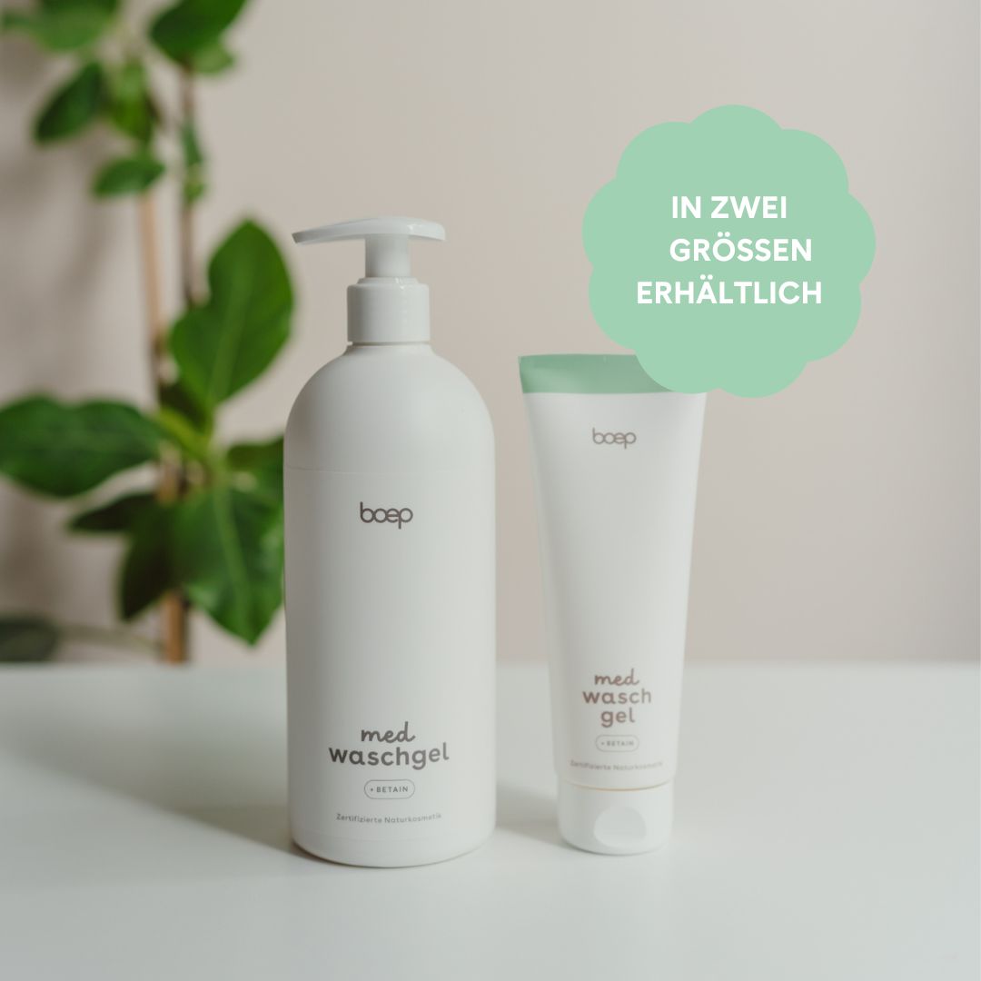 Zwei weiße Flaschen: Waschgel mit Pumpe und Tube. Aufschrift: boep med. Waschgel.