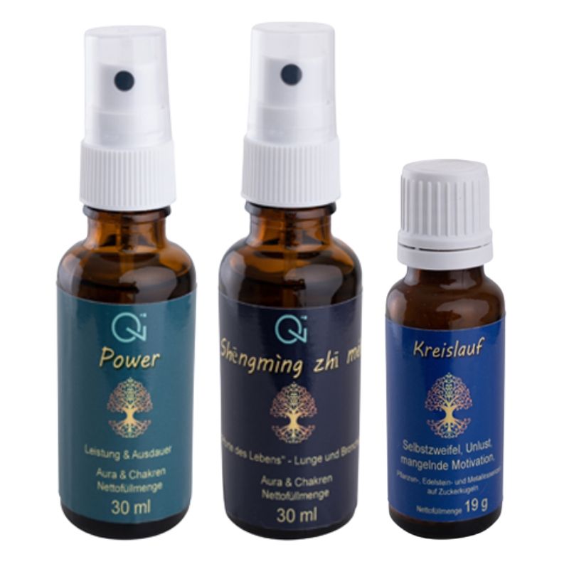 Drei Flaschen Qi Health Sport. Zwei Sprühflaschen und eine kleine Flasche mit weißem Deckel. Aufschrift: Power, Shengming zhi mi, Kreislauf.
