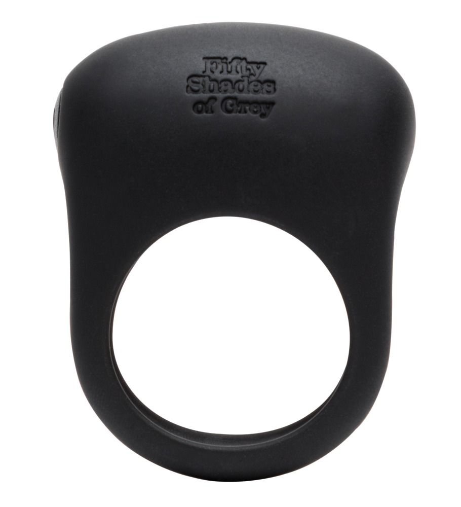 Schwarzer Ring mit abgerundeter Oberseite. Auf der Oberseite steht "Fifty Shades of Grey".