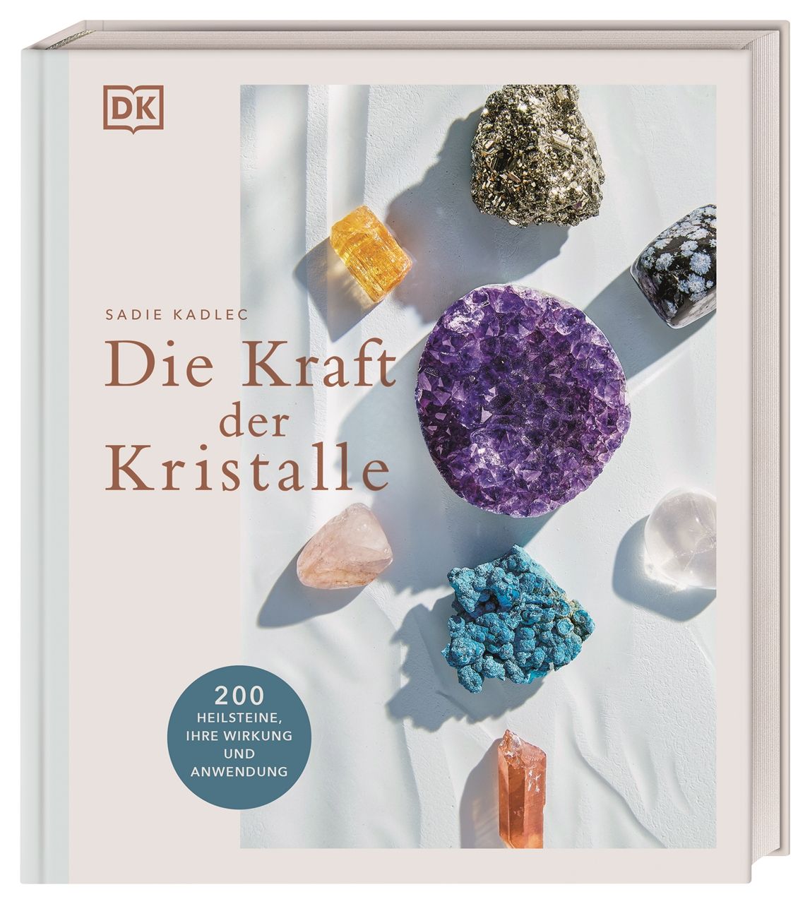 Buchcover mit Kristallen. Titel: Die Kraft der Kristalle. Autor: Sadie Kadlec. Verlag: DK. Mit 200 Heilsteinen, Wirkung und Anwendung.
