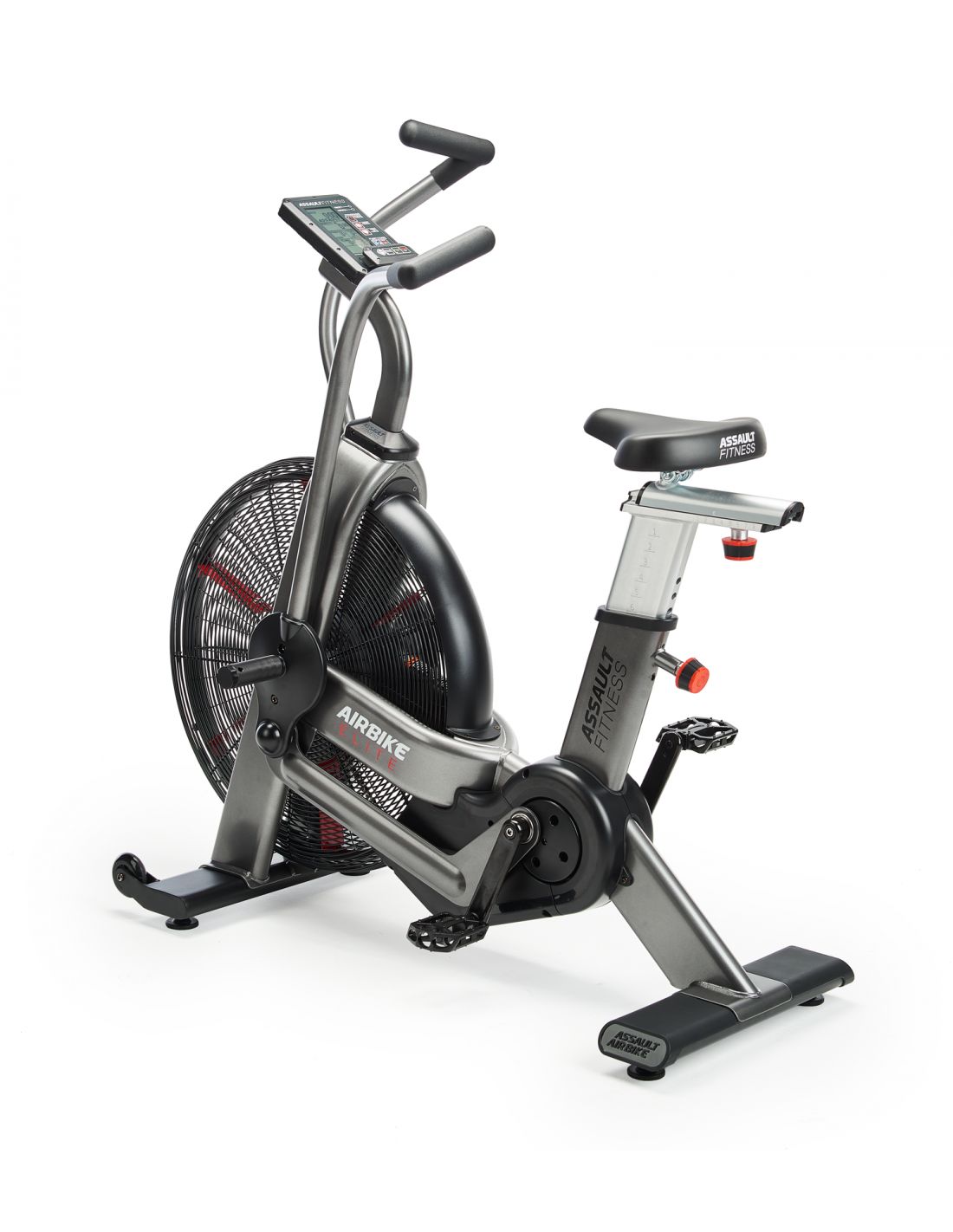 Fahrradtrainer mit Lüfterrad. Graue Metallkonstruktion. Schwarzer Sattel und Griffe. Rotes Detail. "AIRBIKE" und "ASSAULT FITNESS" Schriftzug.