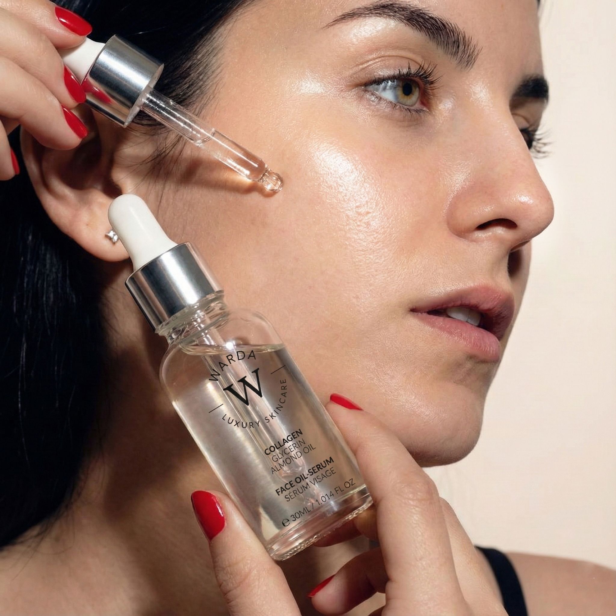 Eine Frau trägt Warda Skincare Gesichtsöl-Serum mit Kollagen, Glycerin und Mandelöl auf ihr Gesicht auf.