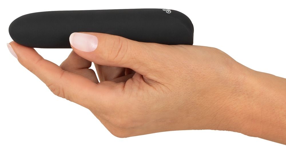 Schwarzer Vibrator in einer Hand gehalten. Abgerundete Form. Hautfarbene Nägel.