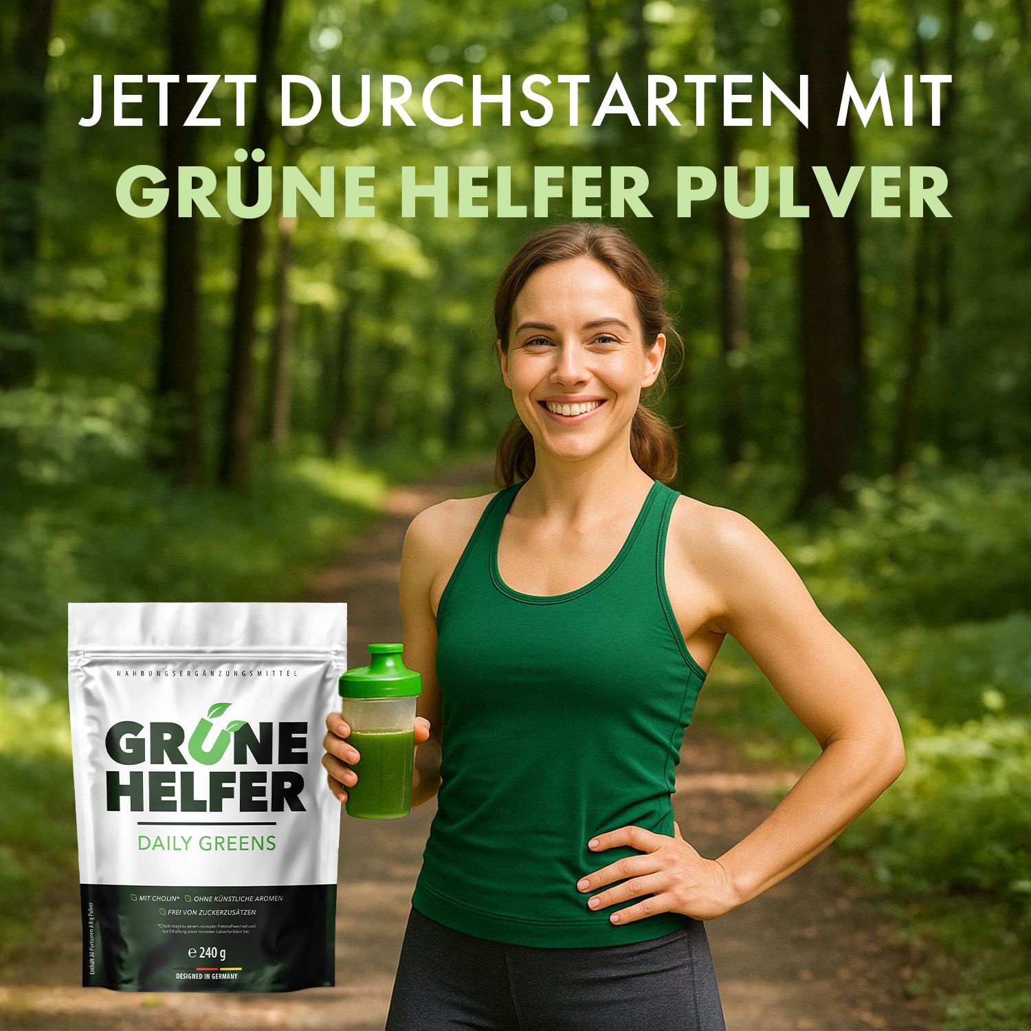 Frau im Wald hält Shaker und Produktbeutel. Text: "Grüne Helfer Pulver". Auf dem Beutel: "Daily Greens" und "e 240 g".