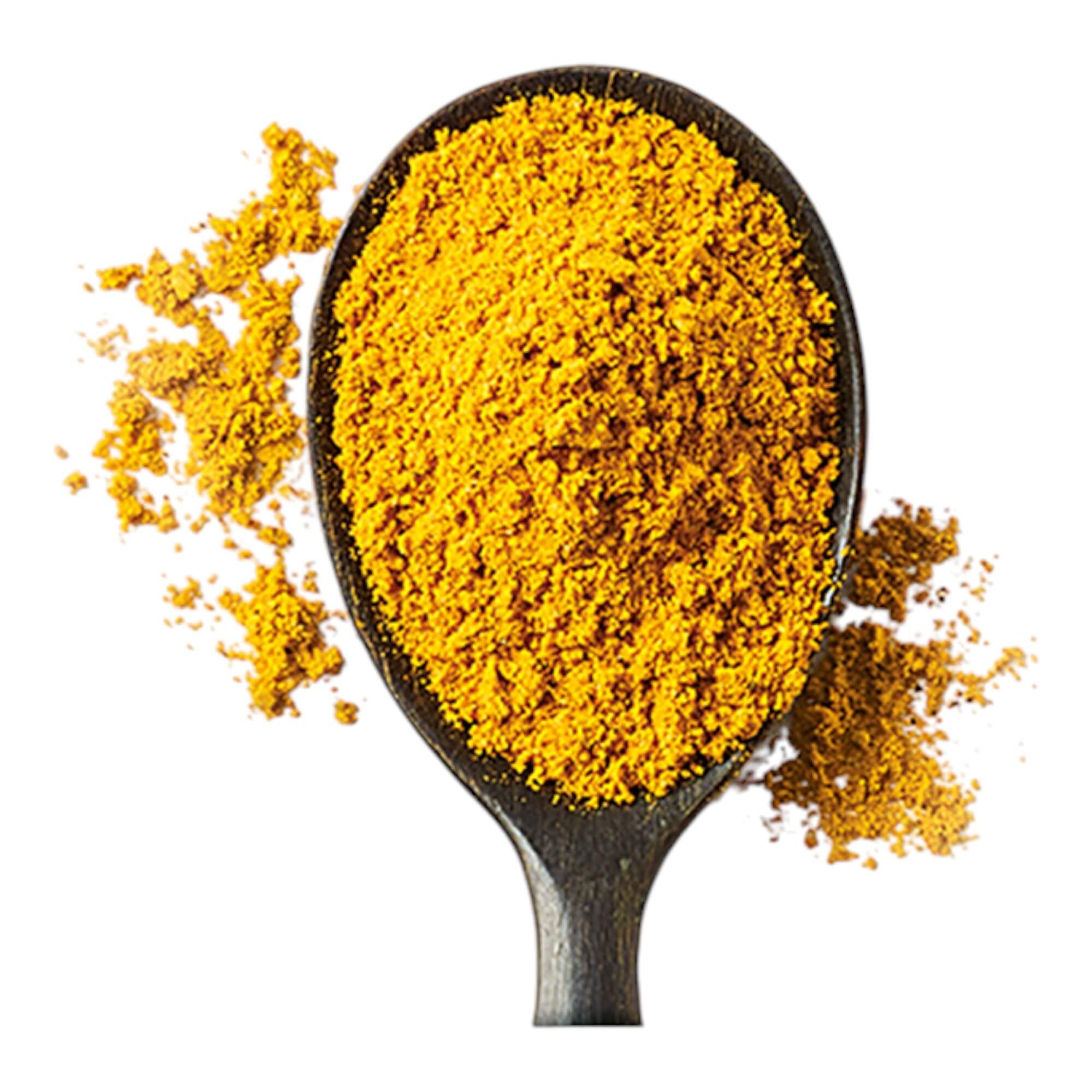 Ein Löffel mit gelbem Currypulver, umgeben von verstreutem Pulver.
