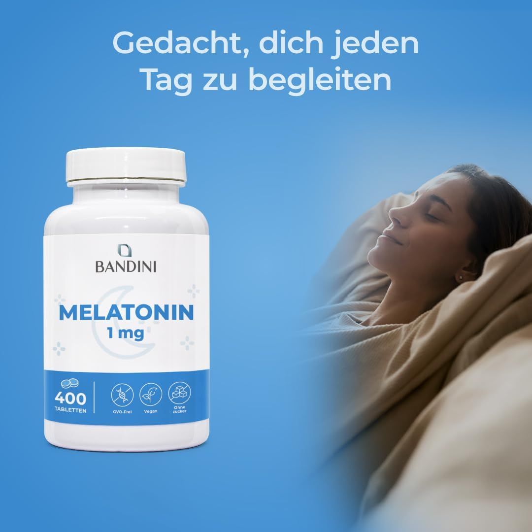 Eine Frau setzt eine weiße Haube auf.