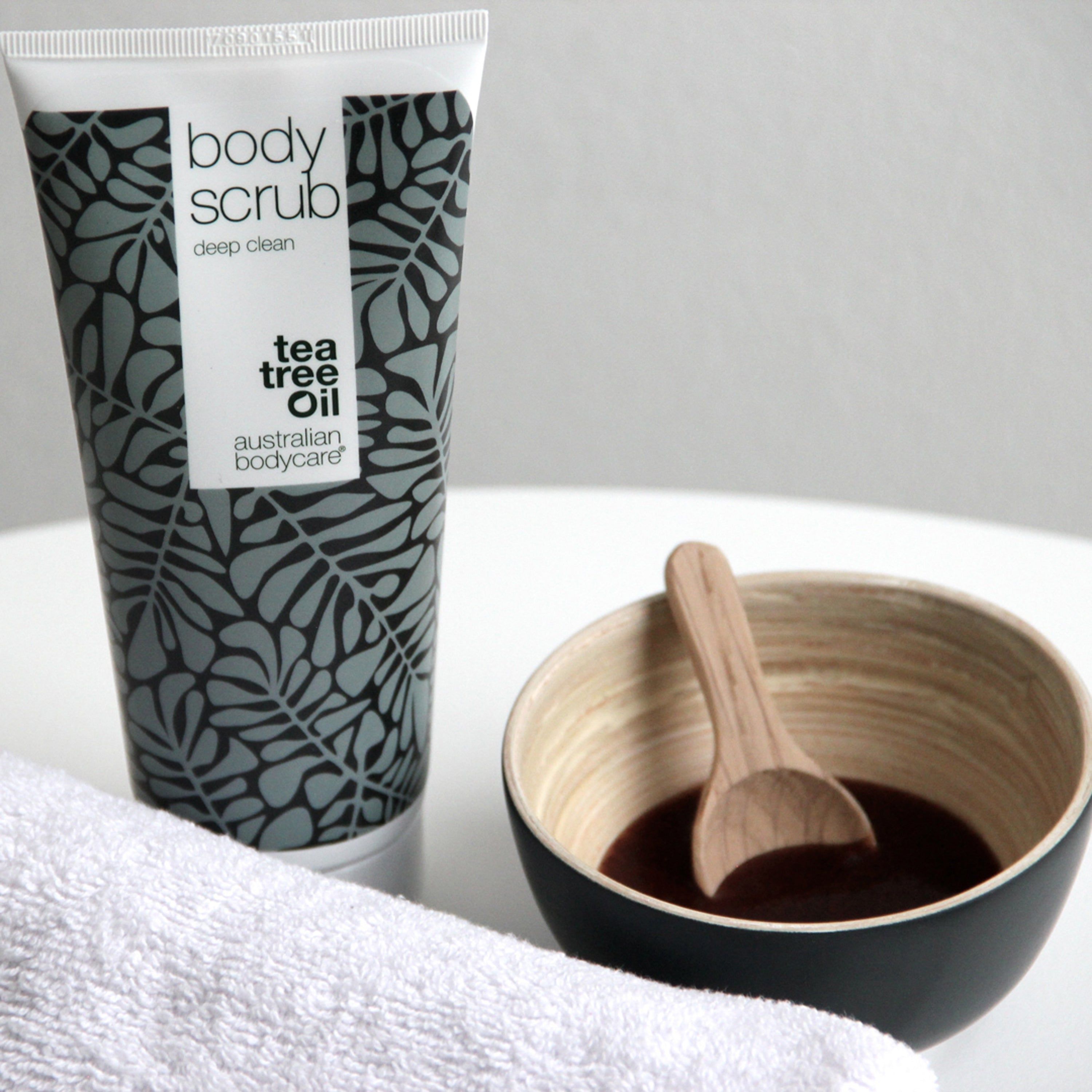 Tube mit „Body Scrub“ und Schüssel mit Peeling. Marke: Australian Bodycare. Holz-Löffel und Handtuch.