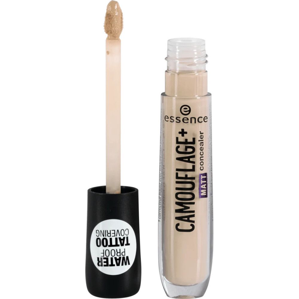 Concealer-Tube mit Applikator. Aufschrift: CAMOUFLAGE+ MATT concealer. Marke: essence. Deckel mit Schriftzug: WATER PROOF TATTOO COVERING.