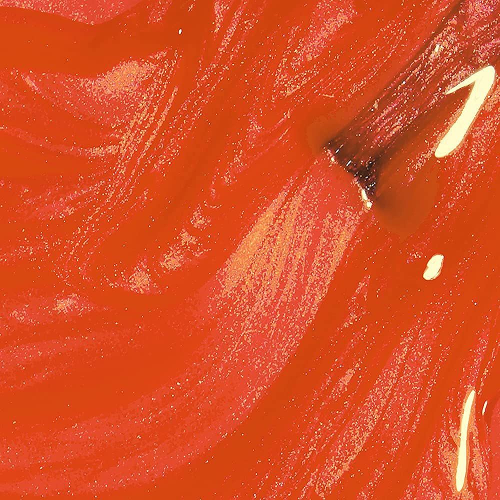 Nagellack in Orange. Pinselstrich mit Farbverlauf. Helle und dunkle Orangetöne. Der Pinsel ist sichtbar.