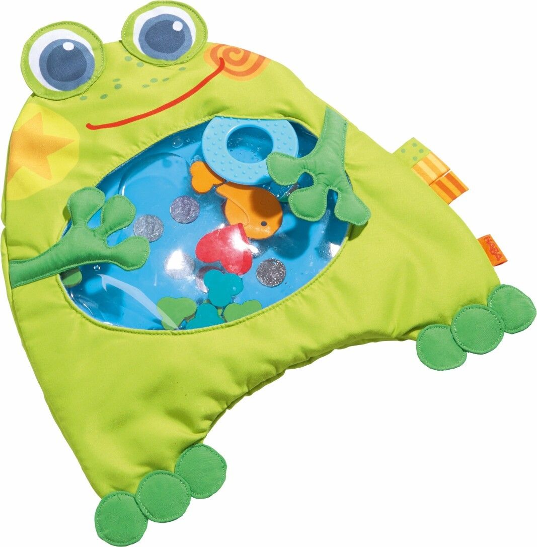 Grüne Frosch-Spielmatte mit Wasserfüllung. Die Matte hat Augen, Füße und einen Mund. Im Inneren sind Fische und andere Elemente zu sehen.