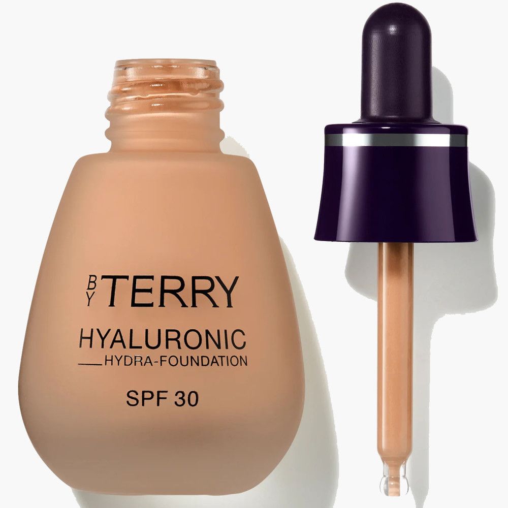 Foundation-Flasche mit geöffnetem Deckel und separater Pipette. Aufschrift: BY TERRY, HYALURONIC, SPF 30.