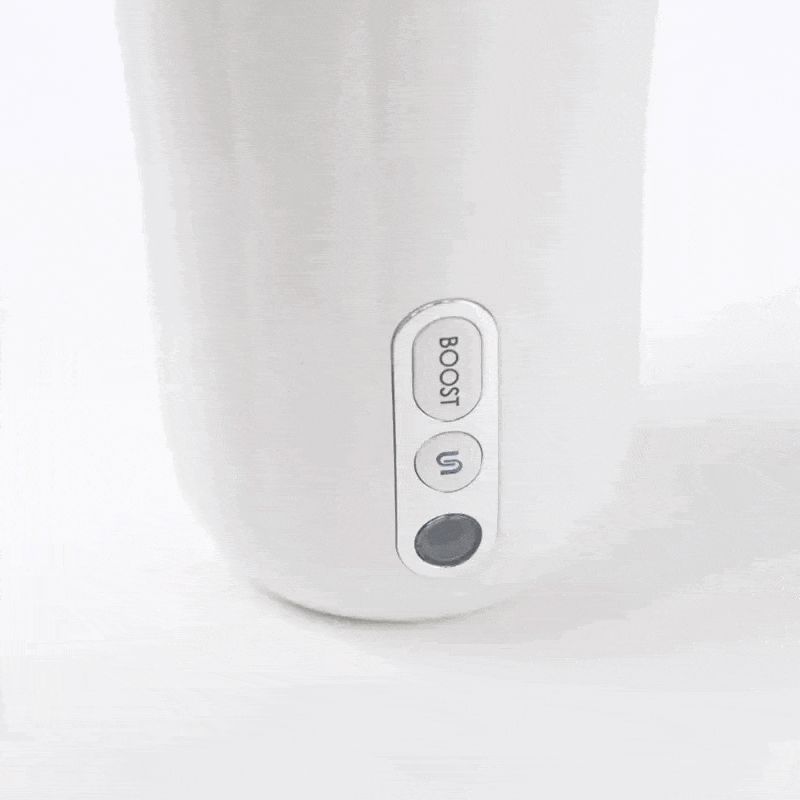 Weißes Wellness-Produkt mit Bedienknöpfen. Aufschrift "BOOST".