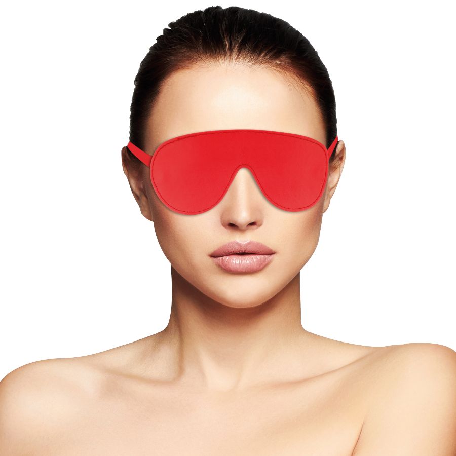 Rote Augenmaske auf dem Gesicht einer Frau. Maske bedeckt Augen. Riemen an den Ohren. Hautton.