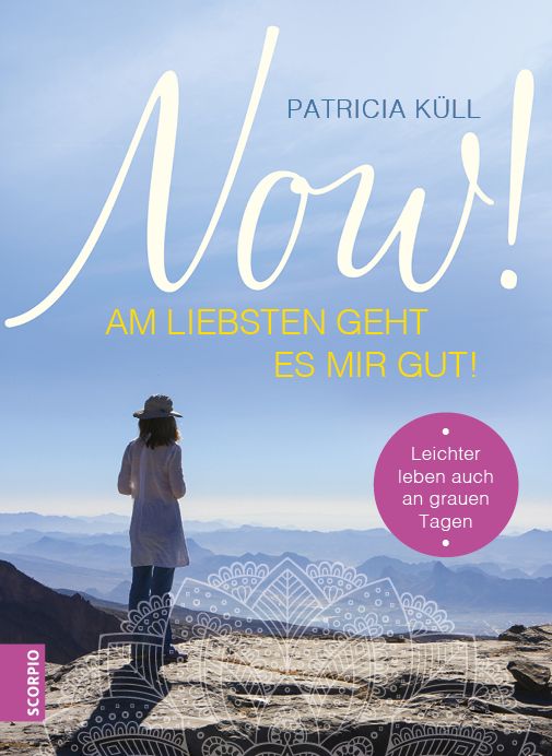 Buchcover mit Titel Now! und Autorin Patricia Küll. Frau blickt in Landschaft. Pinker Kreis mit Text: Leichter leben auch an grauen Tagen.