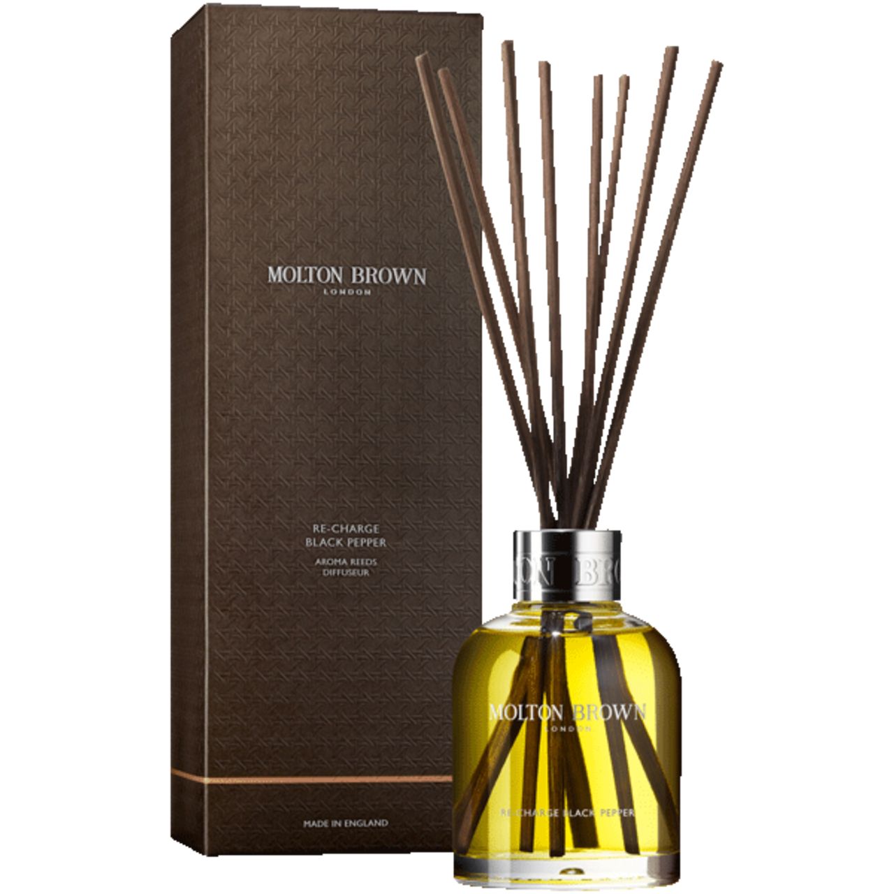 Glasflasche mit Duftstäbchen und brauner Verpackung. Aufschrift: Molton Brown, Re-Charge Black Pepper Aroma Reeds.
