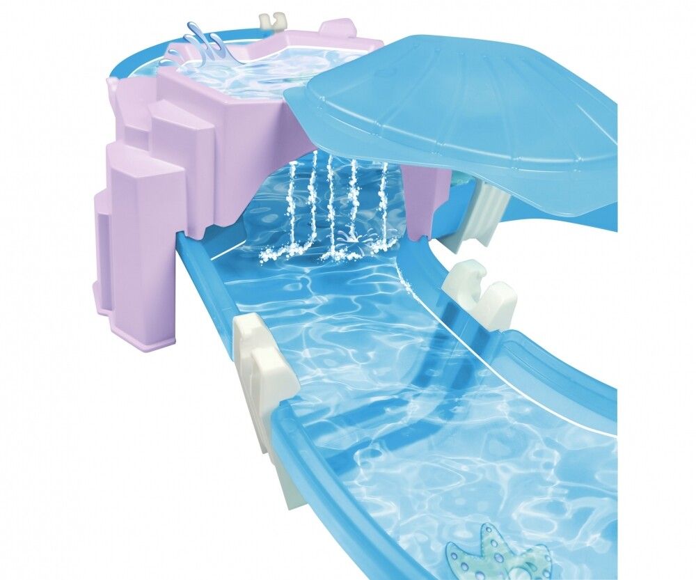 Blau-rosa Wasserspielzeug mit Wasserfall und Rutsche. Ein blaues Dach schützt den oberen Bereich. Wasser fließt die Rutsche hinunter.