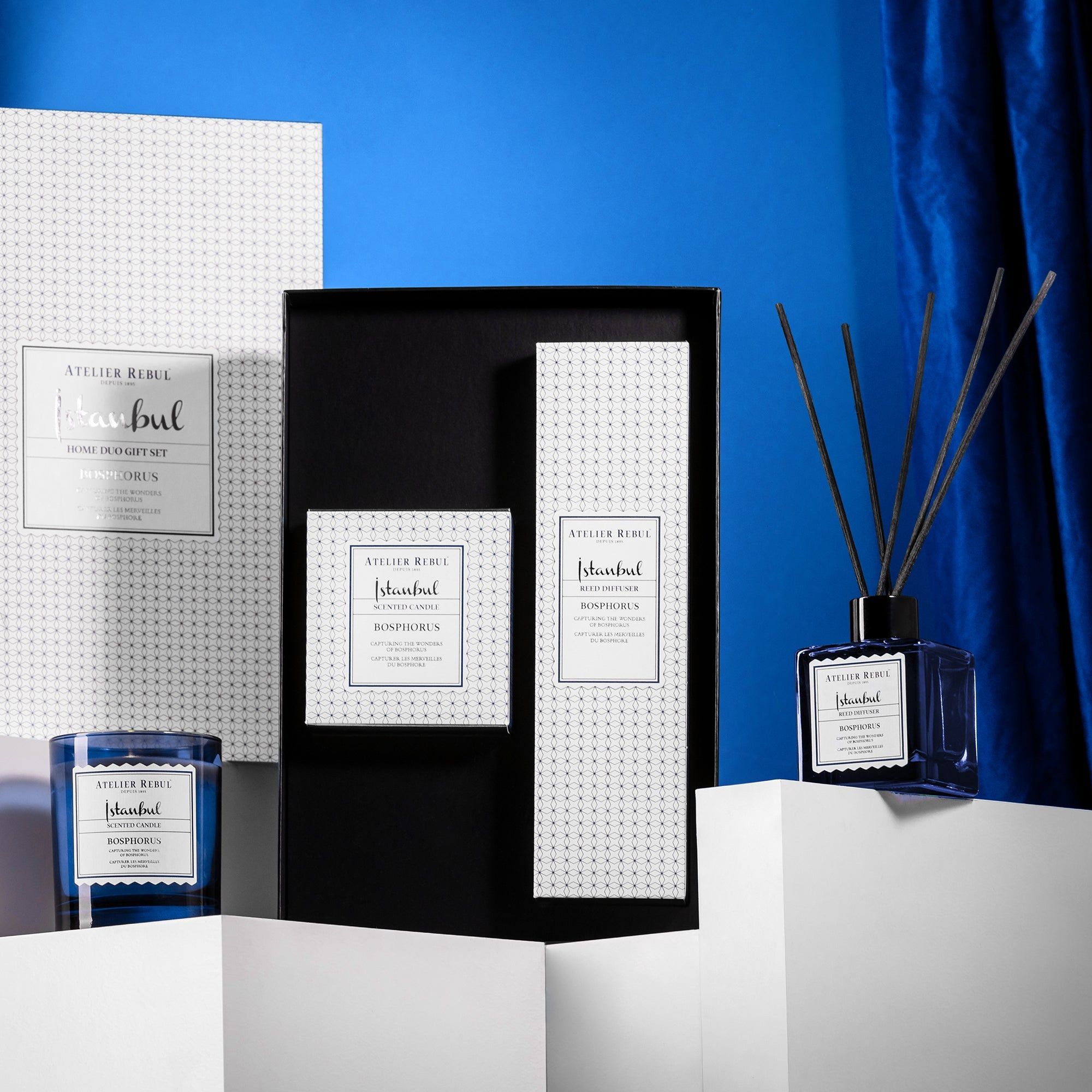 Geschenkset mit Kerze, Duftdiffusor und Verpackungen. Weißes Muster, blaue Akzente. Atelier Rebul Istanbul.