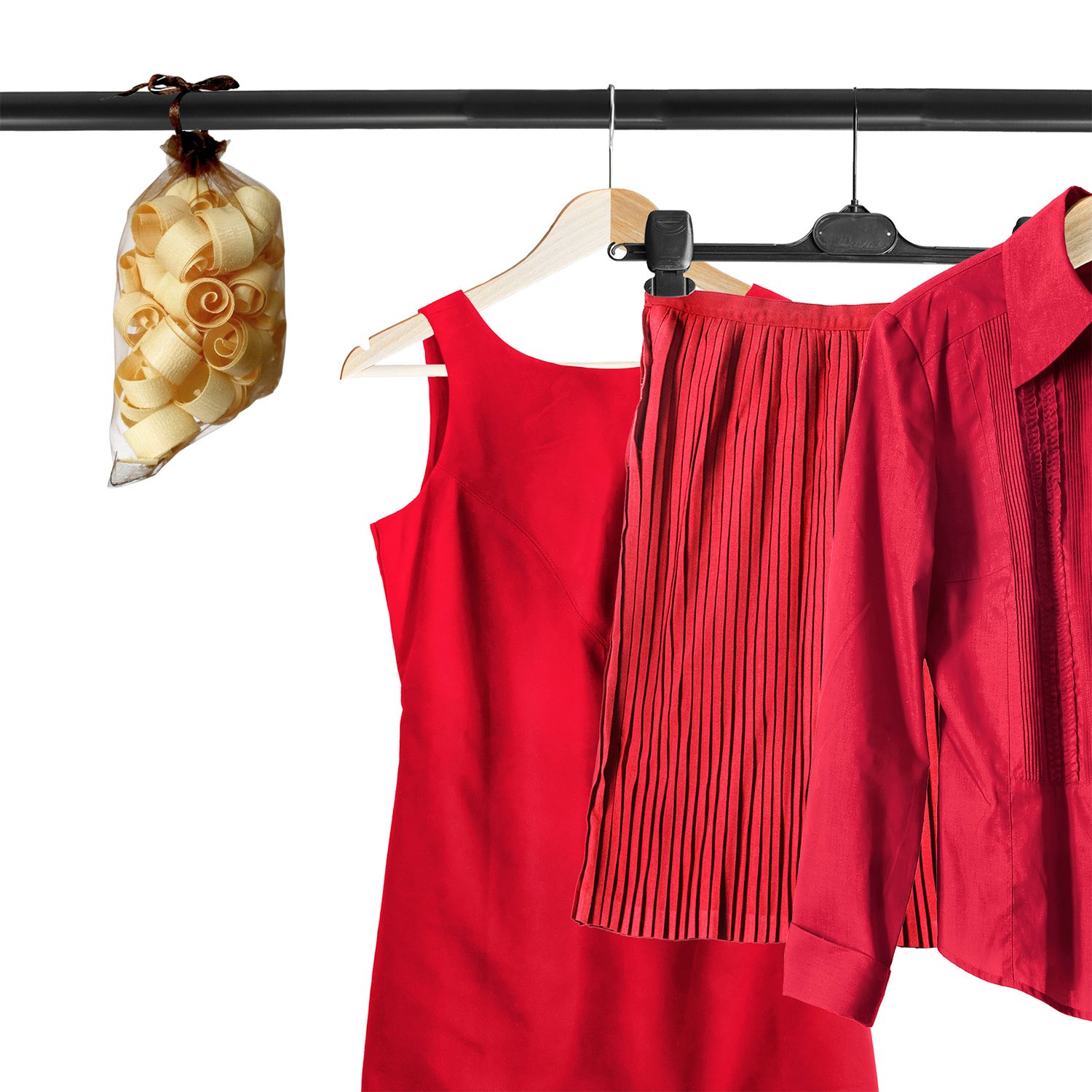 Gehobelte ZirbenLocken im Beutel hängen an einer Kleiderstange. Rote Kleidung auf Kleiderbügeln.