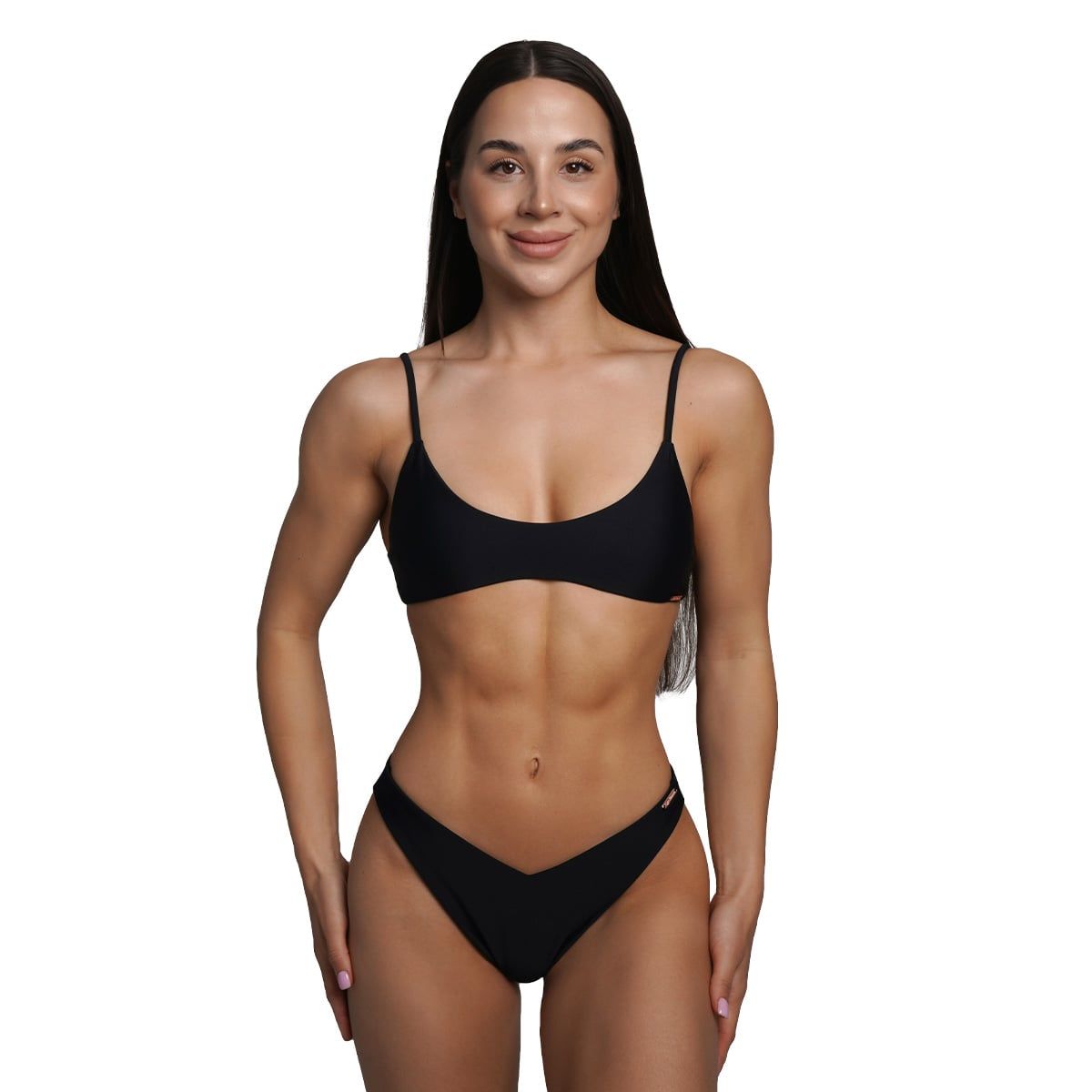 Frau in schwarzem Bikini-Set: Oberteil mit Spaghettiträgern und Unterteil im brasilianischen V-Schnitt.