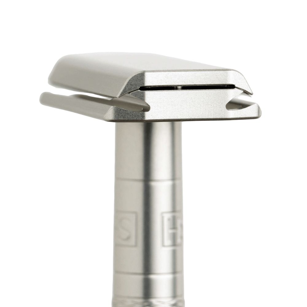 Rasierer, Metall, Detailansicht. Griff mit Logo. Kopf mit Klinge.