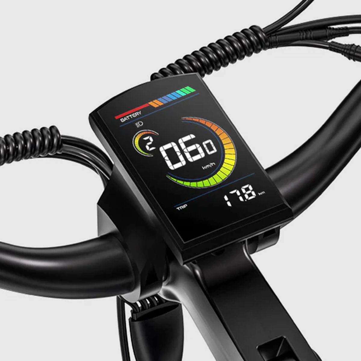 Nahaufnahme des Fahrrad-Displays. Zeigt Geschwindigkeit, Batteriestand und weitere Informationen.