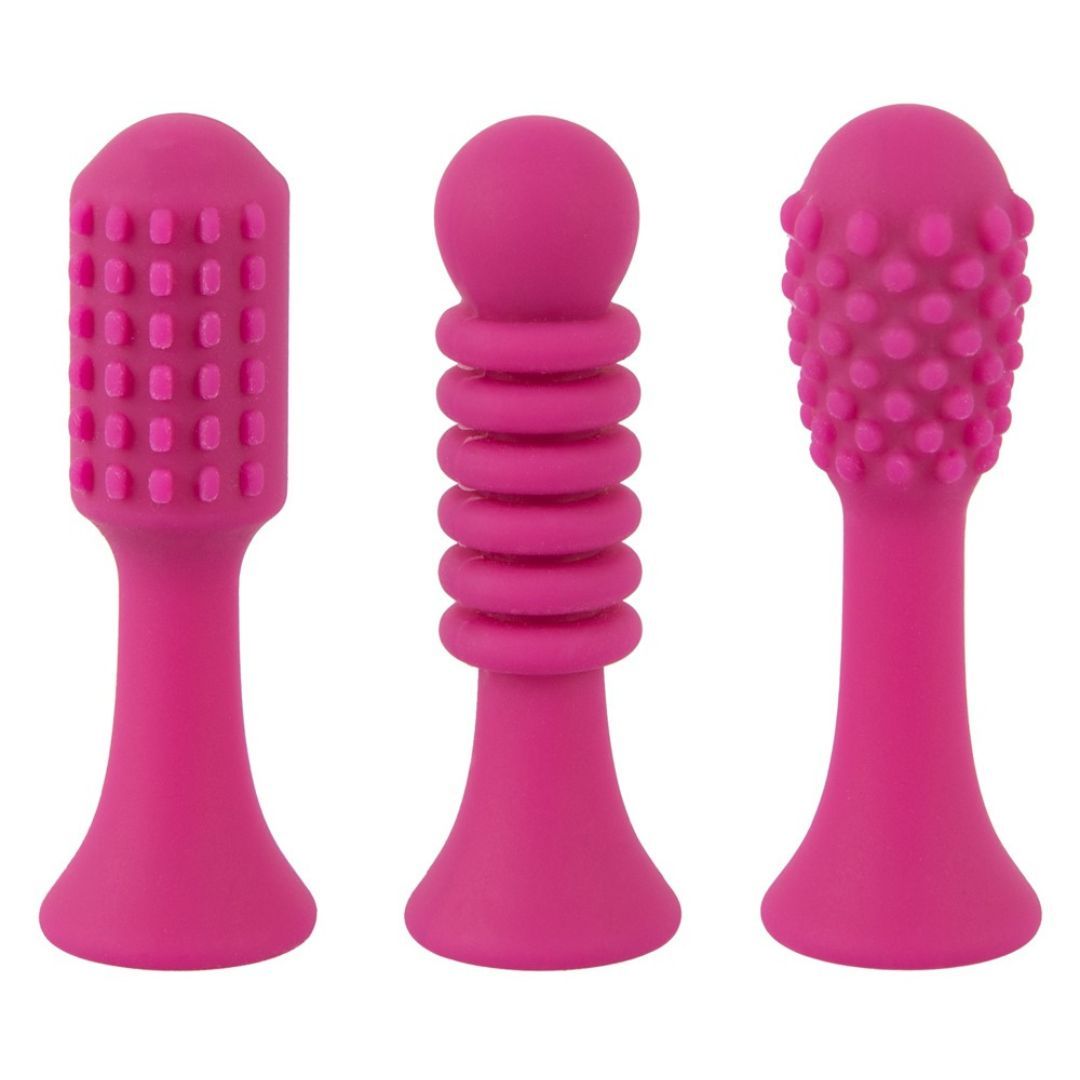 Drei pinkfarbene Aufsätze für einen Vibrator. Unterschiedliche Formen: geriffelt, mit Kugeln und mit Noppen. Alle haben einen schmalen Hals.
