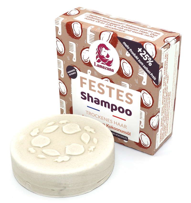 Runder, fester Shampoo-Block mit geprägtem Muster. Daneben eine Verpackung mit Logo und Produktbezeichnung. Aufschrift: Festes Shampoo Trockenes Haar Kokosnussöl.