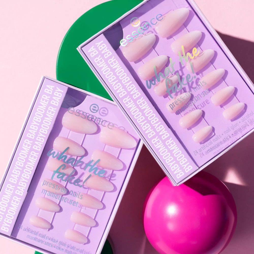 Zwei Maniküre-Sets mit künstlichen Nägeln. Hellrosa Nägel in ovaler Form. Produktname und Marke sichtbar.