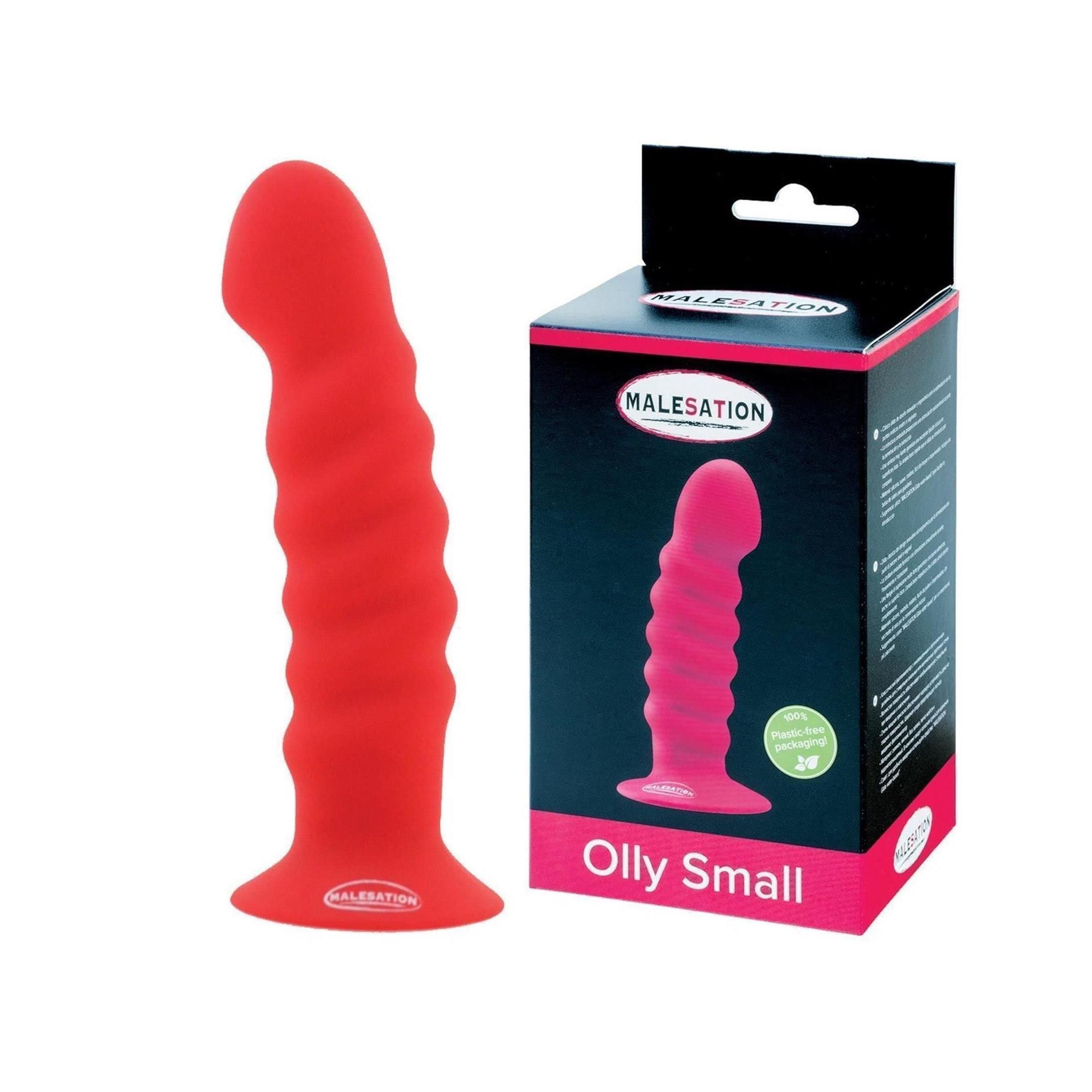 Roter Dildo mit geriffelter Oberfläche und breiter Basis. Neben der Verpackung mit Produktabbildung und Schriftzug MALESATION.