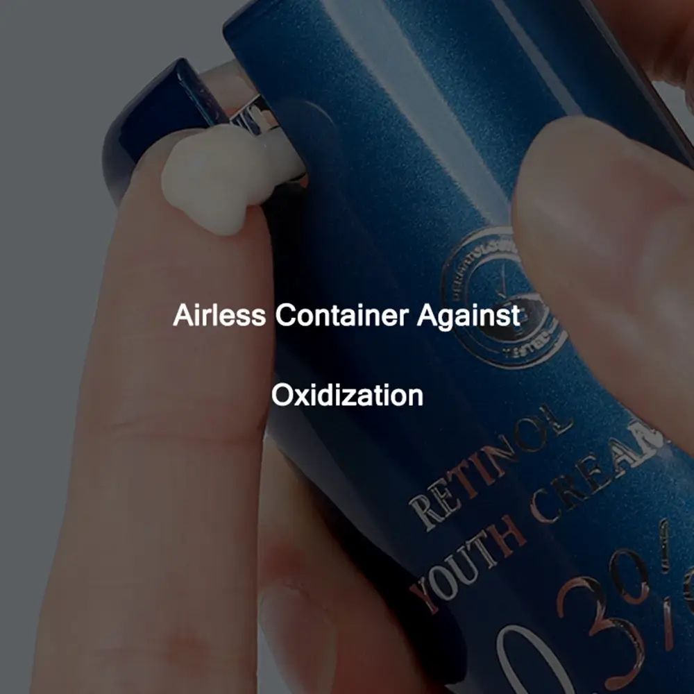 Nahaufnahme einer Hand, die Creme aus einer blauen Flasche drückt. Text: Airless Container Against Oxidation.