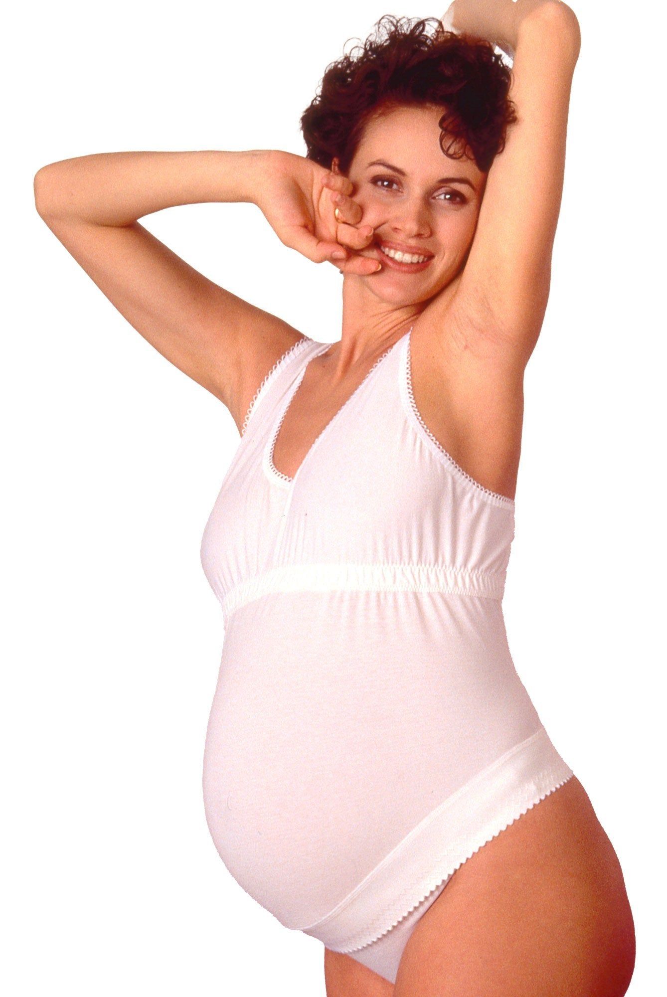 Weißes Umstandsmode-Top mit Bauchstütze. Frau mit erhobenen Armen, lächelnd.