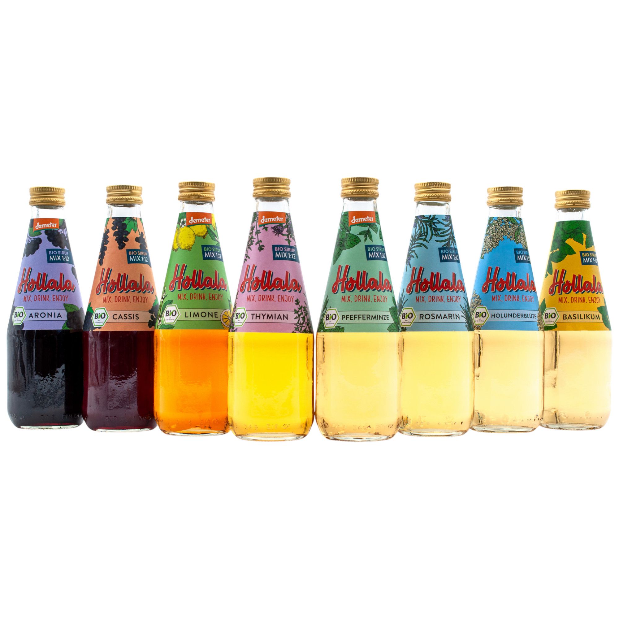 Sieben Glasflaschen mit verschiedenen Frucht- und Kräutergetränken, jeweils mit Etikett und goldenem Verschluss.