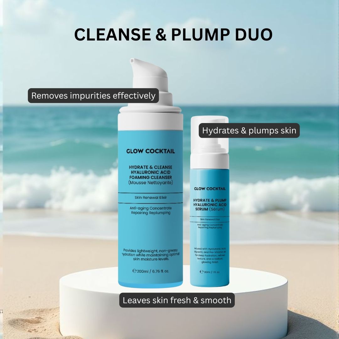 Zwei Flaschen mit weiß-blauem Etikett. Aufschrift: Glow Cocktail, Hydrate & Cleanse, Hyaluronsäure, Foaming Cleanser, Serum. Auf Podest.