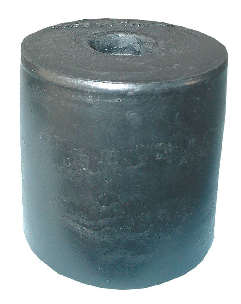 Zylindrischer, schwarzer AMKA Halfterklotz mit Loch in der Mitte.