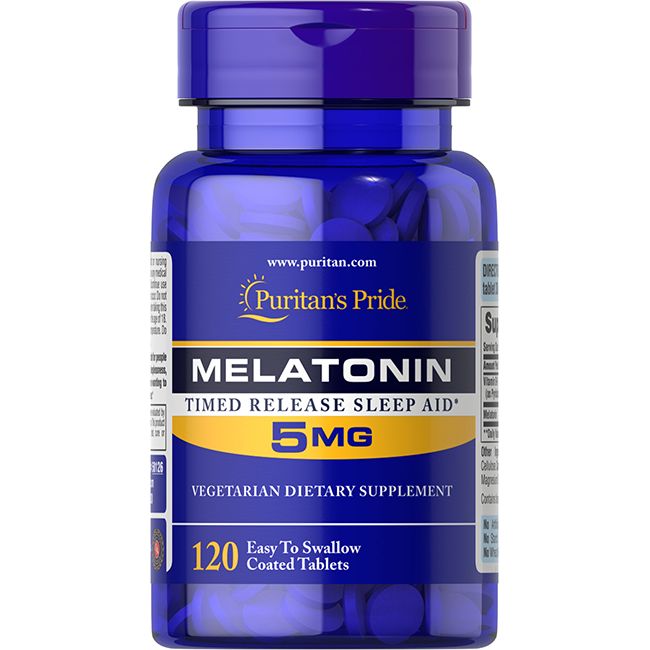 Blaue Flasche mit Tabletten. Aufschrift: Puritan's Pride Melatonin 5 mg. 120 Tabletten. Vegetarische Nahrungsergänzung.
