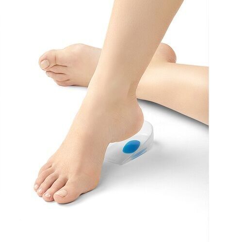 Fuß auf transparentem Fersenkissen mit blauem Einsatz. Zeigt die Anwendung des Produkts.