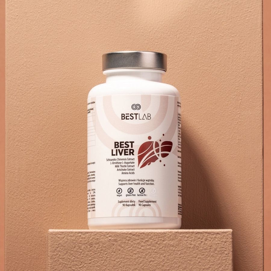 Weiße Flasche BEST LAB BEST LIVER auf einem beigen Podest. Produktetikett mit Inhaltsstoffen und Logo. 90 Kapseln.
