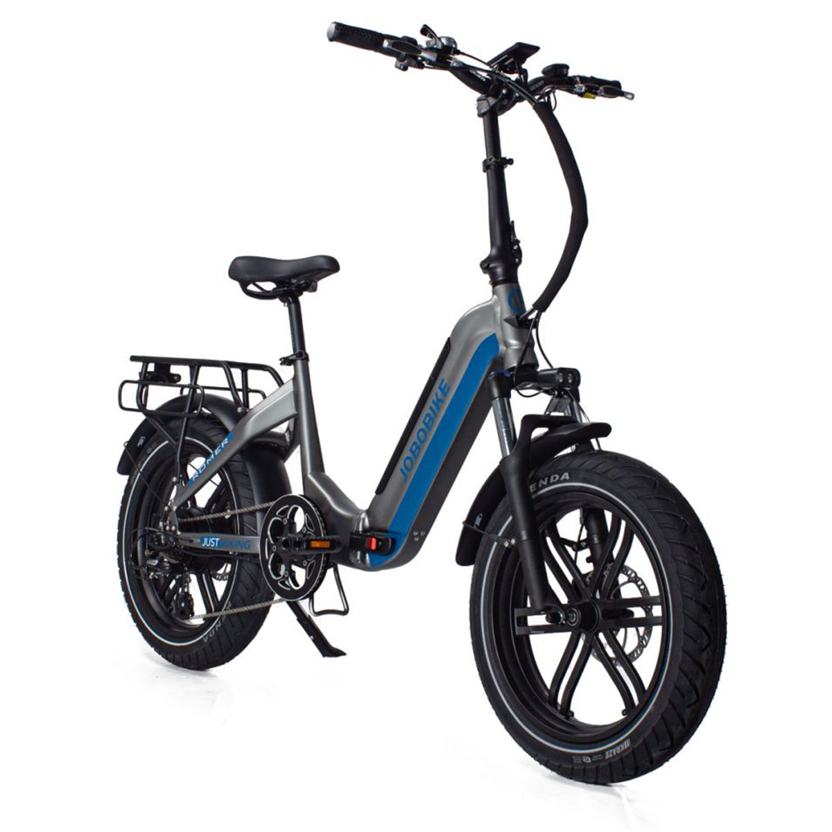 Grau-blaues E-Bike mit schwarzen Reifen. JOBOBIKE-Logo am Rahmen. Gepäckträger. JUST BIKING-Logo.