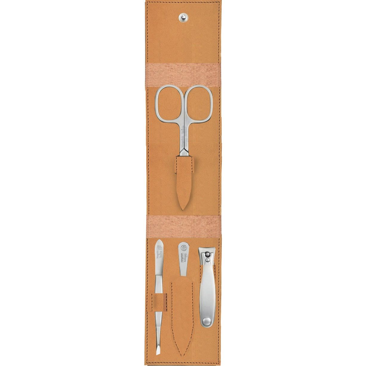 Etui aus braunem Leder mit Maniküre-Set: Schere, Nagelfeile, Nagelknipser und Hautzange. Geschlossen mit Druckknopf.