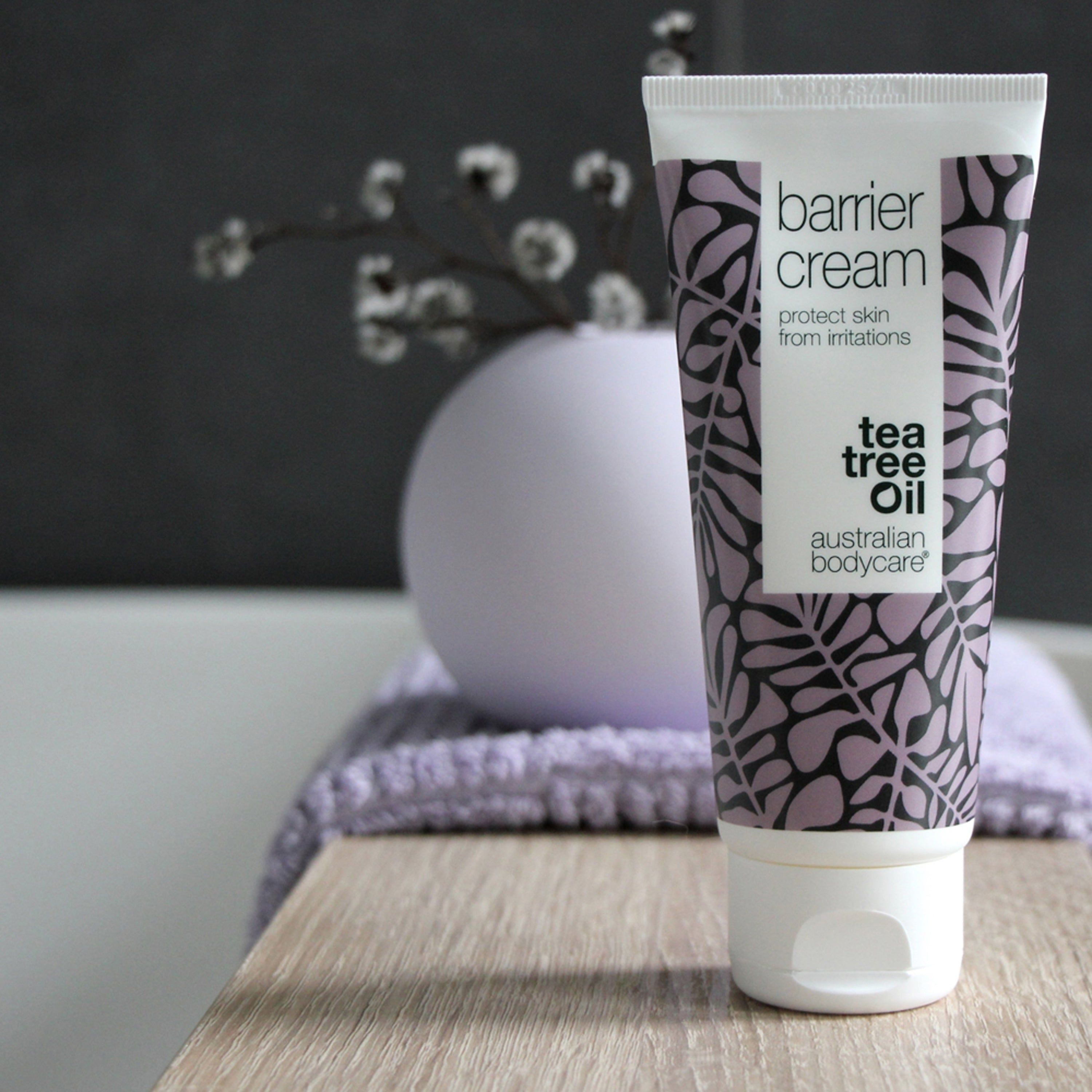 Creme-Tube mit floralem Muster. Aufschrift: Barrier Cream, schützt vor Irritationen. Marke: Australian Bodycare.