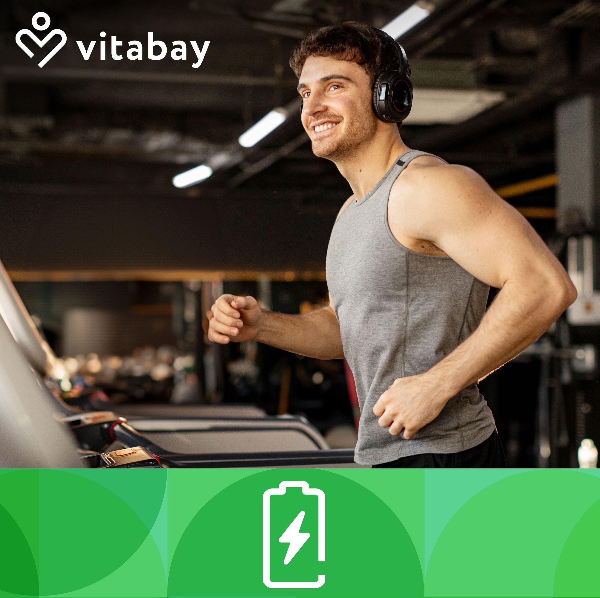 Mann läuft auf einem Laufband im Fitnessstudio mit Kopfhörern. Im Hintergrund: Fitnessgeräte. Unten: Akku-Symbol.
