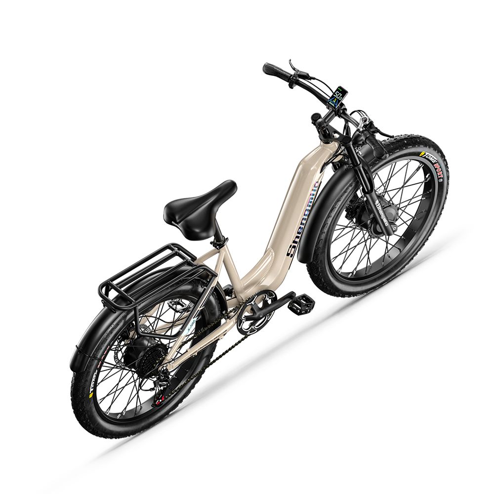 E-Bike, diagonale Ansicht von oben. Beige Rahmen, schwarze Reifen. Gepäckträger und Schutzbleche.